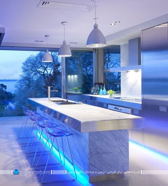 نورپردازی زیبا و آبی رنگ در آشپزخانه اپن مدرن