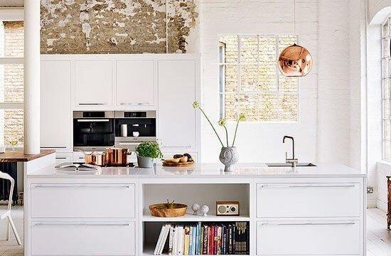 مدل آشپزخانه اپن با طراحی دکوراسیون مدرن و سفید رنگ