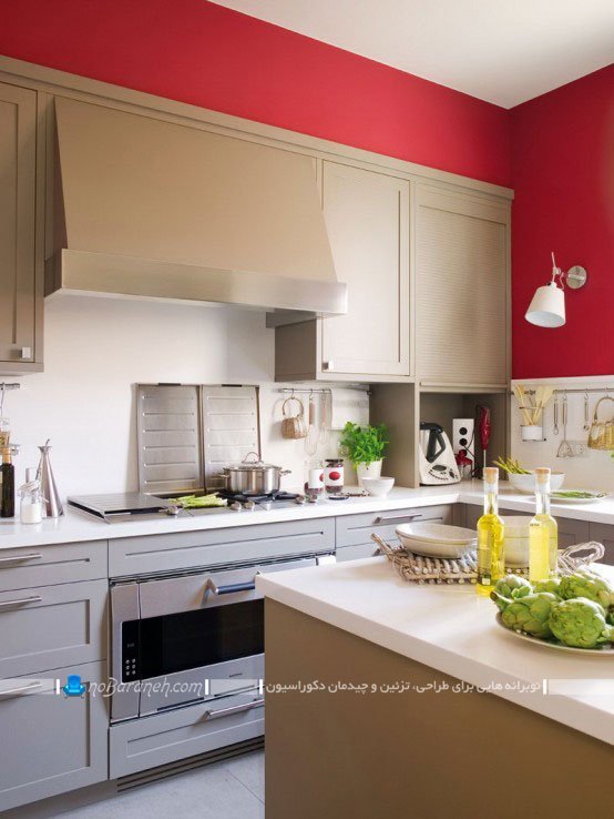 آشپزخانه بسته و سنتی با رنگ آمیزی قرمز و بژ. کابینت های کلاسیک با رنگ کرم
