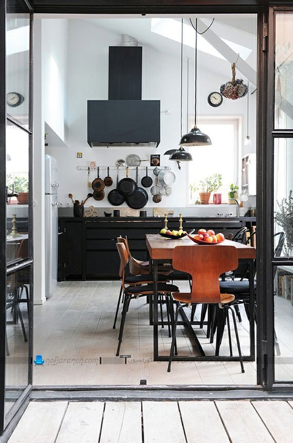 کابینت مدرن و تیره رنگ سیاه در کنار دیوارهای سفید رنگ آشپزخانه. دکوراسیون آشپزخانه با سیاه و سفید
