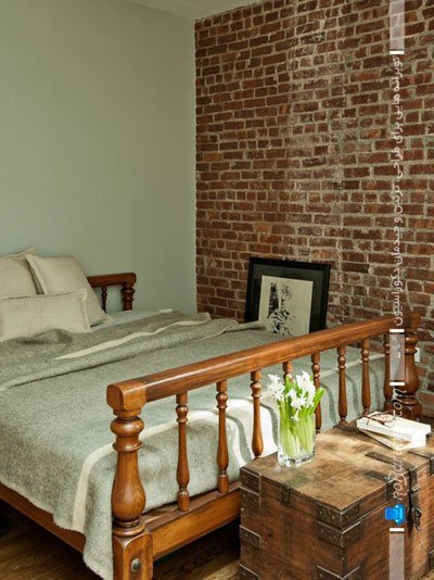 تزیین کلاسیک اتاق خواب با دیوار آجری سنتی