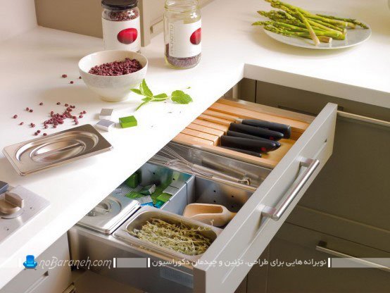 مدل کشو کابینت آشپزخانه با دستگیره ساده. کابینت طوسی با صفحه سفید رنگ