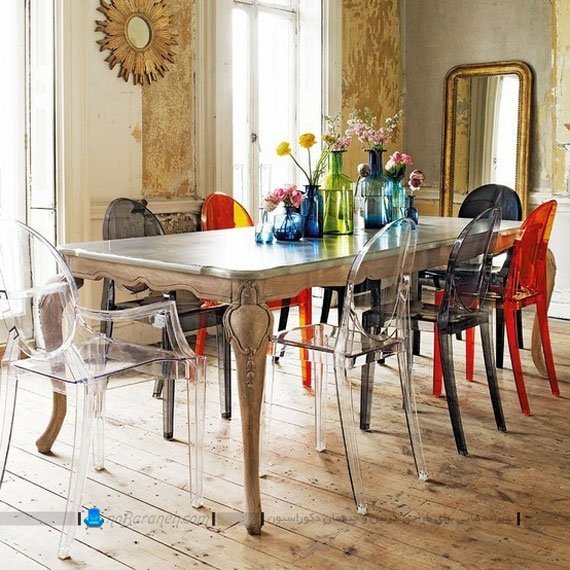 میز ناهار خوری چوبی با صندلی های پلاستیکی