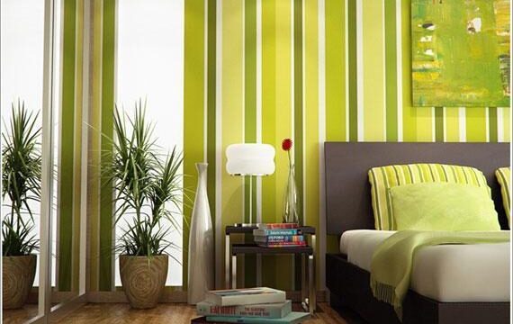 تزیین و دیزاین اتاق خواب با کاغذ دیواری سبز راهراه