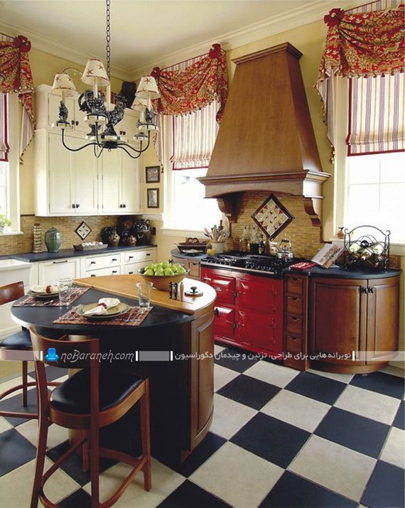 والان پرده آشپزخانه با شید رول. کرکره آشپزخانه به شکل کلاسیک و سنتی شیک برای تزیین پنجره آشپزخانه قدیمی و بسته.