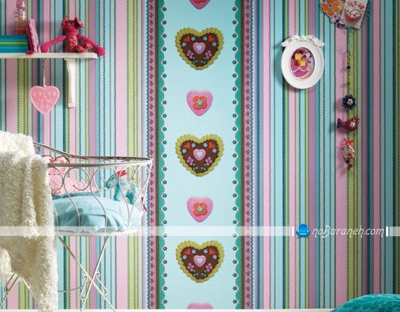 کاغذ دیواری اتاق نوزاد دختر با طرح قلب و رنگ بندی شاد