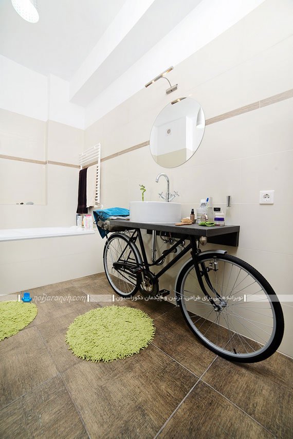 تزیین شیک سرویس بهداشتی با دوچرخه قدیمی. تزیین خانه با دوچرخه قدیمی