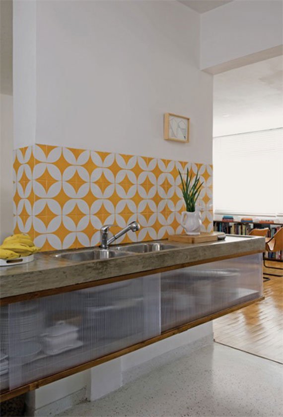 مدل کاشی دیوار آشپزخانه با رنگ بندی سفید و نارنجی