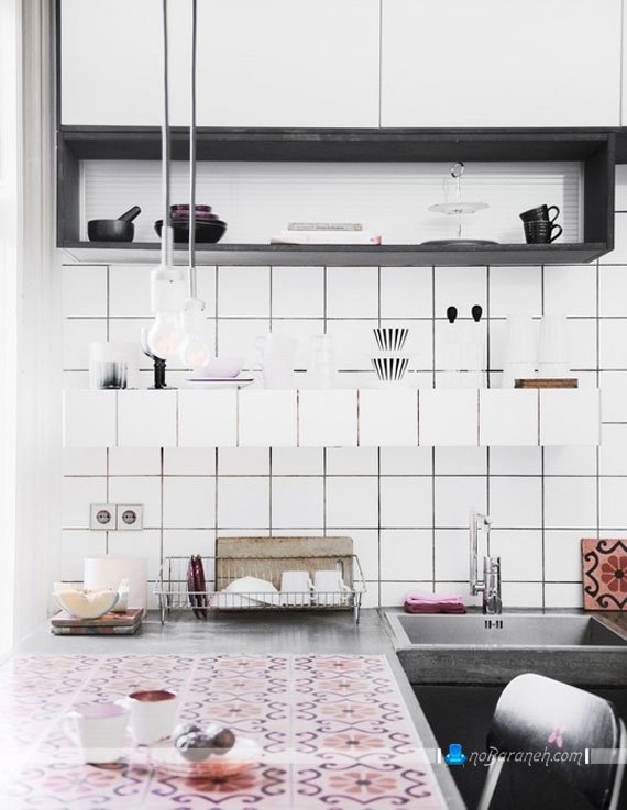 طرح ساده و مدرن کاشی آشپزخانه به شکل مربع و سفید رنگ