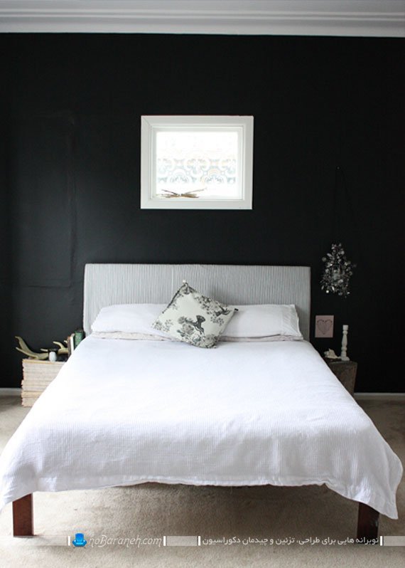 تخت خواب سفید در کنار دیوارهای سیاه رنگ / عکس