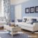 طراحی و تزیین مینیمالیستی دکوراسیون اتاق نشیمن با سفید آبی، مبلمان راحتی سفید رنگ و کلاسیک با رنگ سفید، دیوار و پرده های طرح دار آبی و سفید در اتاق نشیمن