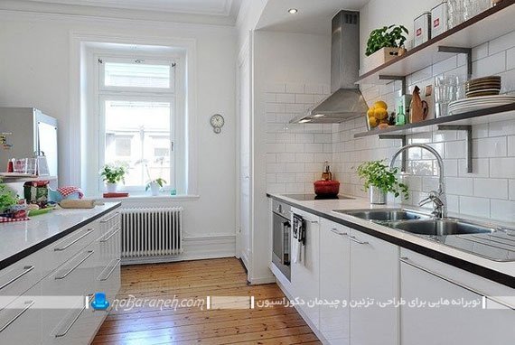 کاشی های دیواری سفید رنگ و آجری کابینت مناسب آشپزخانه بسته و سنتی