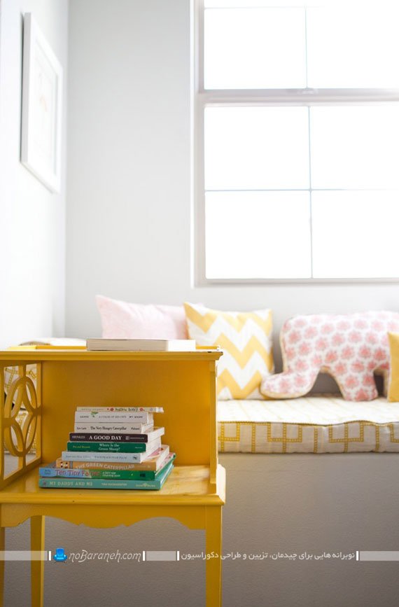 دیزاین خانه با رنگ زرد. میز تلفن و کتابخانه کوچک چوبی زرد رنگ