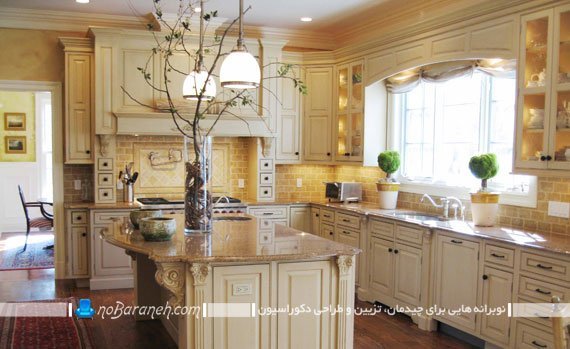 طراحی دکوراسیون آشپزخانه با کرم. دکوراسیون کلاسیک آشپزخانه با رنگ کرم و قهوه ای. مدل آشپزخانه سلطنتی