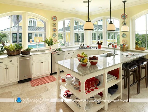طراحی دکوراسیون آشپزخانه کلاسیک با رنگ کرم. دکوراسیون آشپزخانه با رنگ کرم و سفید. مدل کابینت آشپزخانه کلاسیک سفید رنگ رومی