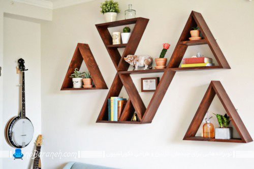 مدل های جدید شلف دیواری مثلثی برای دکوراسیون اتاق پذیرایی و اتاق خواب. تزیین دیوارها با شلف چوبی مدرن و دکوراتیو شیک