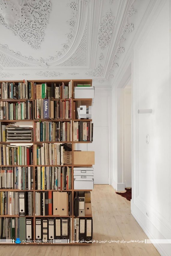 استفاده از کتابخانه چوبی بعنوان پارتیشن. جدا سازی و تقسیم فضا در خانه با کتابخانه خانگی چوبی