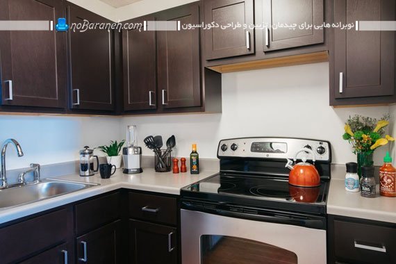 مدل کاشی بین کابینتی سفید رنگ کابینت قهوه ای رنگ برای آشپزخانه کوچک