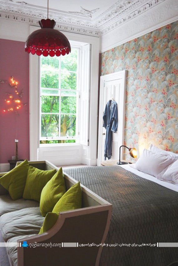 رنگ آمیزی و طراحی متنوع دیوار اتاق چیدمان کاناپه در کنار تخت خواب