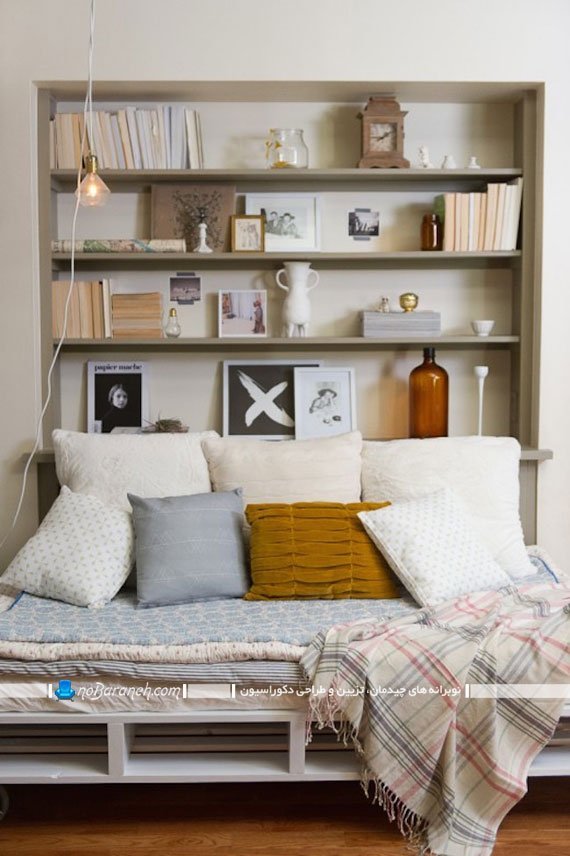 کتابخانه و قفسه بندی چوبی ساده. چیدمان ویترین و بوفه در اتاق خواب