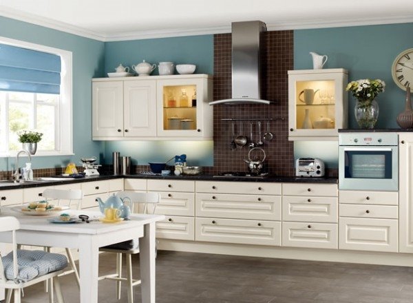 آشپزخانه سفید و آبی در کنار قهوه ای. تزیین آشپزخانه با رنگهای تیره و روشن
