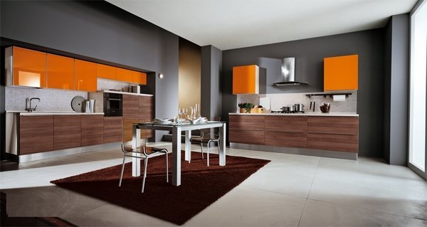 آشپزخانه قهوه ای و خاکستری. دیزاین آشپزخانه با رنگ خاکستری و نارنجی