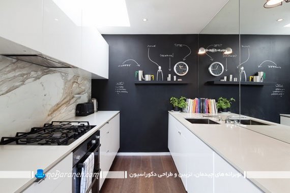 زیباسازی دیوار آشپزخانه با تخته سیاه. تزیین دیوار آشپزخانه با سیاه و سفید. دکوراسیون شیک آشپزخانه با دیوار سیاه و کابینت سفید رنگ