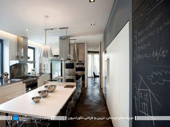 ایده تزیینی شیک برای دیوار آشپزخانه. دکوراسیون شیک آشپزخانه با سفید و سیاه. دیزاین شیک و مدرن آشپزخانه جزیره.