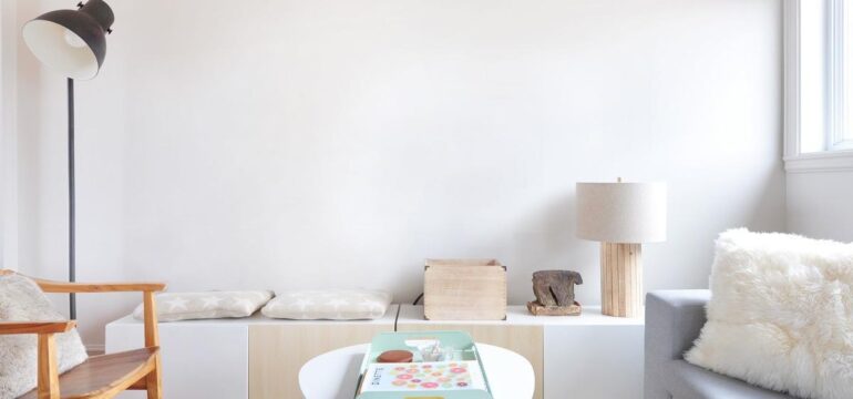 طراحی دکوراسیون اتاق نشیمن با رنگ سفید و ساده