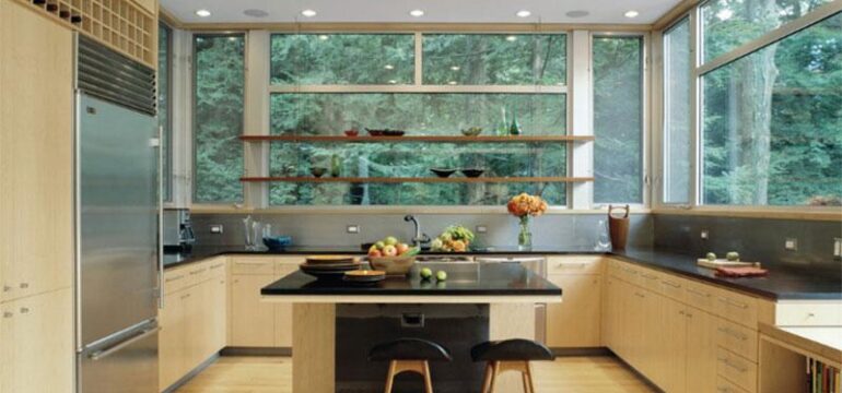 طراحی دکوراسیون داخلی آشپزخانه با کرم و خاکستری