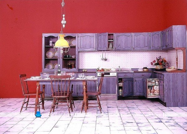 طراحی دکوراسیون آشپزخانه با رنگ بنفش. کابینت های کلاسیک ممبران بنفش رنگ