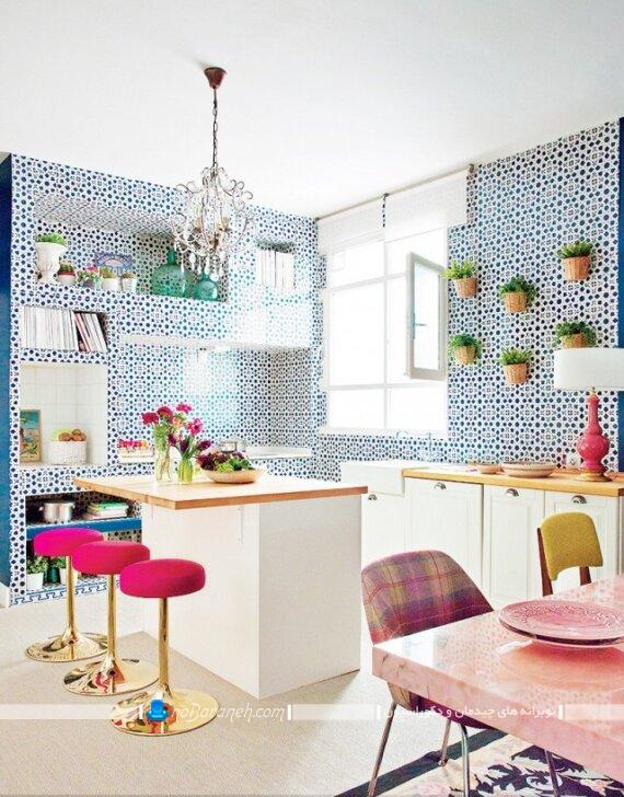 دکوراسیون شیک آشپزخانه کوچک جزیره. رنگ آمیزی دیوارهای آشپزخانه با رنگ آبی. کاغذ دیواری شیک و سلطنتی برای آشپزخانه اپن و جزیره کوچک