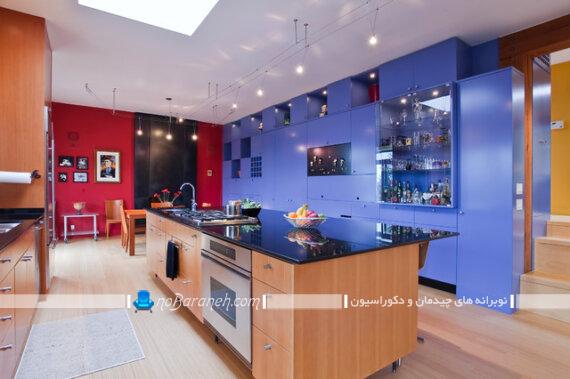 رنگ بندی آشپزخانه مدرن با قرمز و آبی. رنگ آمیزی و رنگ بندی کابینت آشپزخانه. دکوراسیون آشپزخانه جزیره بزرگ با رنگ آبی و قرمز. مدل های جدید دکوراسیون آشپزخانه اپن با قرمز و آبی