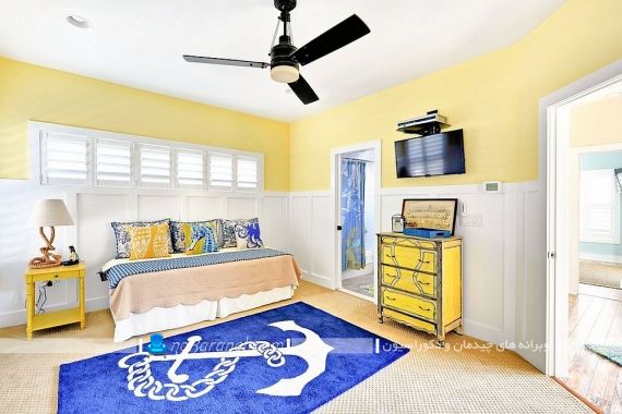 تزیین اتاق بچه با دیوارهای زرد رنگ. رنگ آمیزی اتاق خواب پسرانه با کرم و آبی و سفید. فرش آبی رنگ اتاق کودک. مبلمان زرد رنگ اتاق بچه
