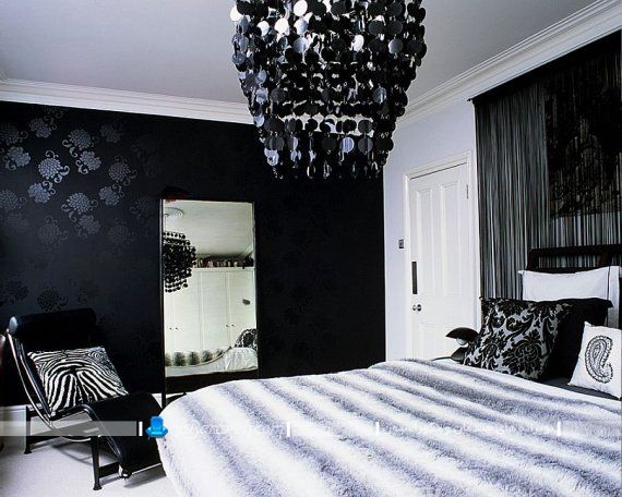 دکوراسیون سلطنتی اتاق خواب با کاغذ دیواری سیاه و سفید. مدل لوستر سلطنتی اتاق خواب در مدل های جدید. دیزاین دیوار اتاق خواب عروس با کاغ دیواری سیاه رنگ سلطنتی