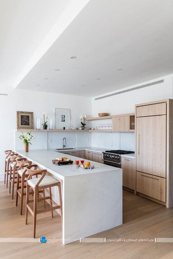 طراحی دکوراسیون مدرن چوبی در آشپزخانه با کابینت mdf. دکوراسیون چوبی و سفید آشپزخانه مدل کابینت سفید و قهوه ای چوبی برای آشپزخانه اپن کوچک