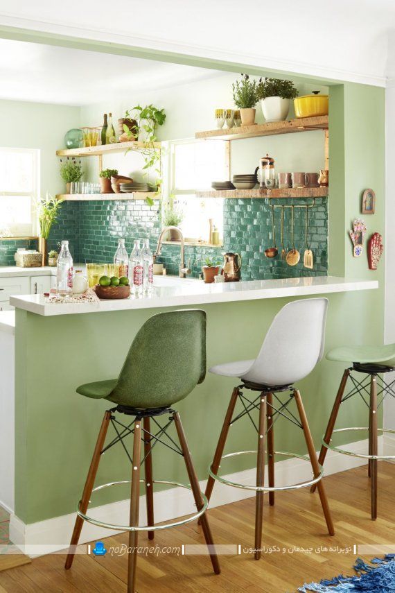 تزیین دیوار بین کابینتی آشپزخانه با رنگ سبز. دکوراسیون سبز و کرم. مدل کاشی بین کابینتی سبز رنگ. دیزاین شیک آشپزخانه اپن با رنگ سبز تیره روشن. استفاده از رنگ سبز در دکوراسیون آشپزخانه