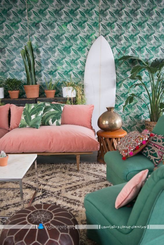 تزیین اتاق نشیمن با کاغذ دیواری سبز رنگ با طرح برگ. دیزاین و طراحی اتاق پذیرایی با رنگ سبز و صورتی به سبک شیک و فانتزی. مدل مبل راحتی فانتزی بادی و زیبا.