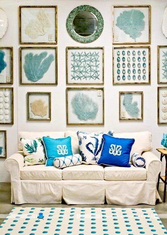 تزیین دیوار اتاق پذیرایی با تابلوهای دکوراتیو با زمینه رنگی آبی فیروزه ای. دکوراسیون شیک اتاق پذیرایی و نشیمن با رنگ آبی فیروزه ای تزیین دیوار پذیرایی با تابلو و قاب عکس با زمینه رنگی آبی