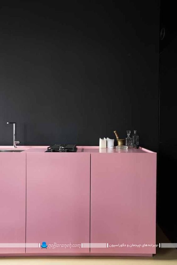دکوراسیون آشپزخانه با دیوار سیاه و کابینت صورتی به شیک ترین شکل ممکن. کابینت مدرن صورتی رنگ برای آشپزخانه عروس در مدل های متنوع.