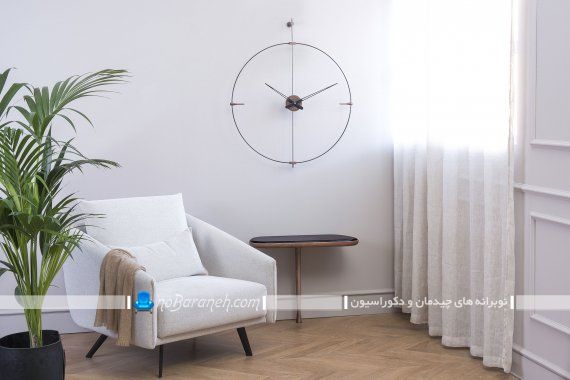 ساعت دیواری فانتزی و شیک با طراحی جدید و مدرن بدون صفحه و شماره با بدنه فلزی ساده.