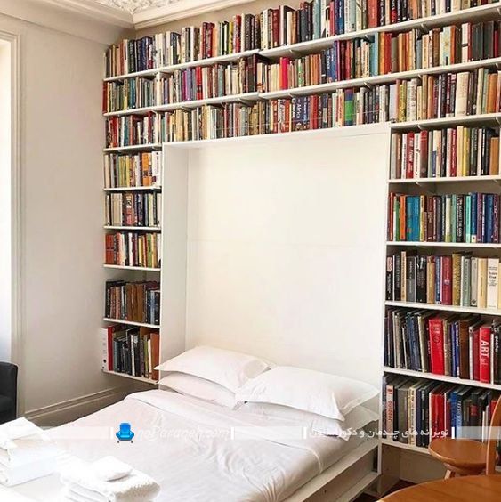 تخت تاشو دو نفره دیواری اتاق خواب کوچک. نصب کتابخانه خانگی در اطراف تخت خواب در اتاق خواب.