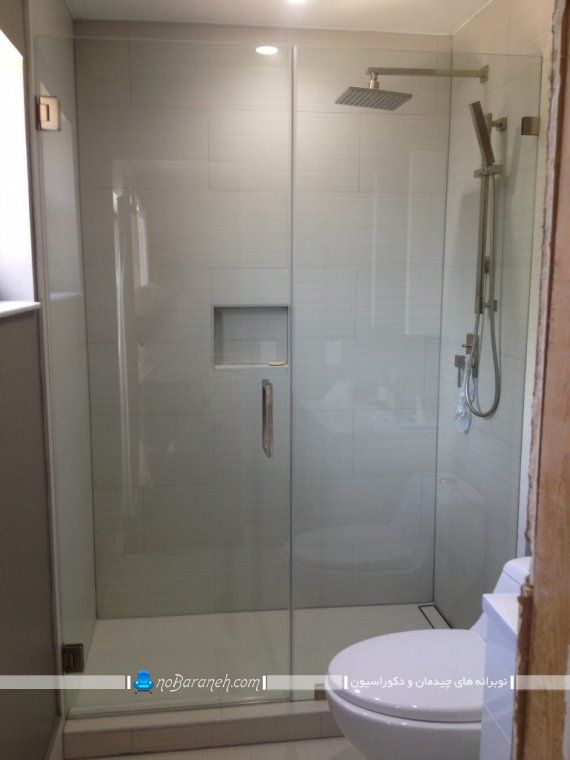دیوارکشی شیشه ای در حمام برای جدا کردن دوش از توالت و سرویس بهداشتی. اتاق دوش شیشه ای