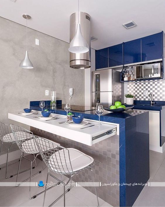 کابینت های گلاس سفید و آبی برای آشپزخانه اپن کوچک. دکوراسیون آشپزخانه کوچک با رنگ آبی و سفید در کنار نقره ای با عکس.