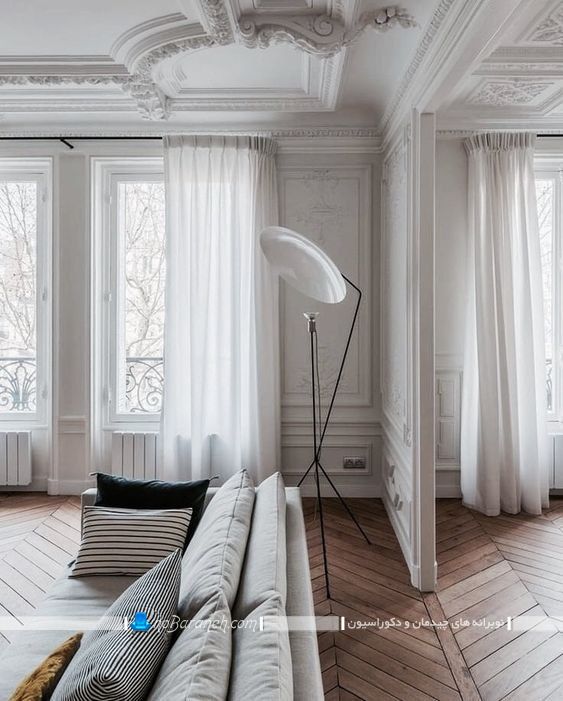 دکوراسیون داخلی اتاق پذیرایی شیک و کلاسیک فرانسوی و مدلهای گچبری مناسب اتاق پذیرایی سلطنتی با رنگ بندی سفید به همراه مدل مبلمان راحتی.