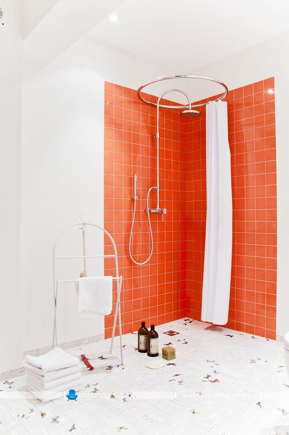 کاشی سرویس بهداشتی جدید مدرن شیک با رنگ نارنجی مربع شکل. پرده گرد حمام و اتاق دوش