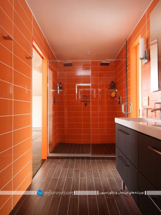 عکس مدل سرویس بهداشتی مدرن و فانتزی با کاشی های نارنجی رنگ و سرامیک کفپوش قهوه ای رنگ، مدل سرامیک شیک طرج چوب برای حمام و دستشویی