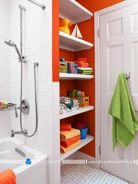 دکوراسیون حمام با نارنجی و سفید به سبک مدرن و مدل های طراحی جا حوله ای و قفسه شلف در حمام و روشویی.
