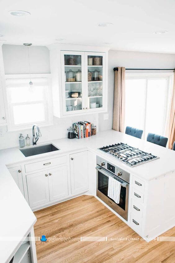 دیزاین آشپزخانه اپن کوچک با رنگ سفید و کابینت های ساده ارزان قیمت شیک مدرن در طرح های جدید.