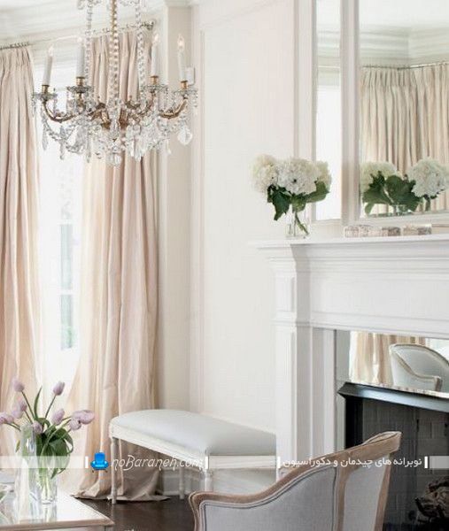 دکوراسیون شیک اتاق پذیرایی به سبک پاریسی کلاسیک و سنتی. مدل لوستر کریستال اتاق پذیرایی و آینه تزیینی برای دیزاین اتاق پذیرایی و نشیمن.
